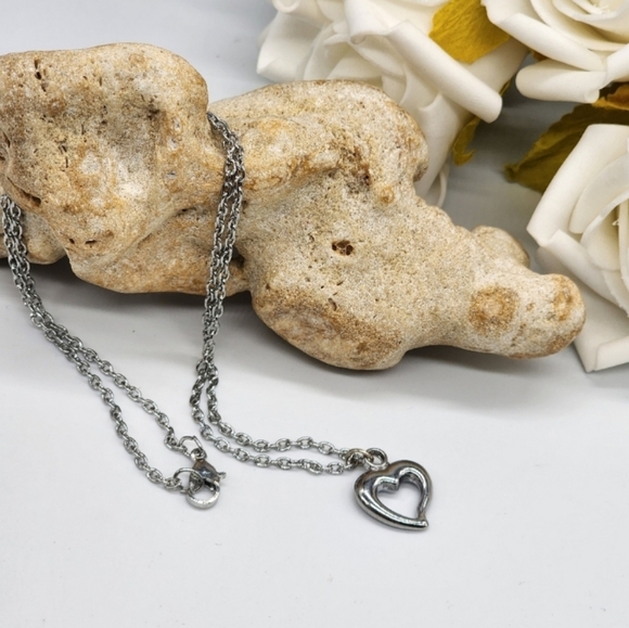 FINAL🪶SALEMinimalist Bespoke Heart Pendant Silver Chain Hypoallergenic Necklace - Picture 2 of 5